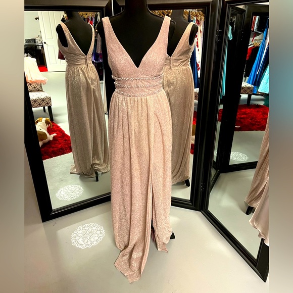 Beautiful dress - Picture 1 of 3